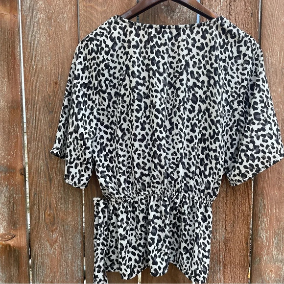 TRIXXI Women’s Animal Print Blouse Scalloped V Neck High Waist Medium - Picture 7 of 8